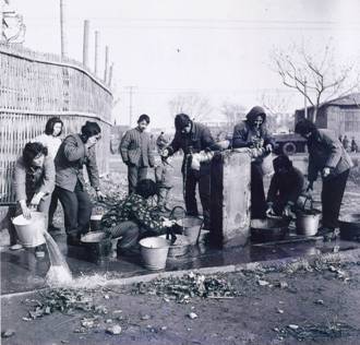 1984年冬，双辽路、双辽支路附近的居民在街头给水站洗衣、洗菜、提水回家（苏春生摄）.jpg